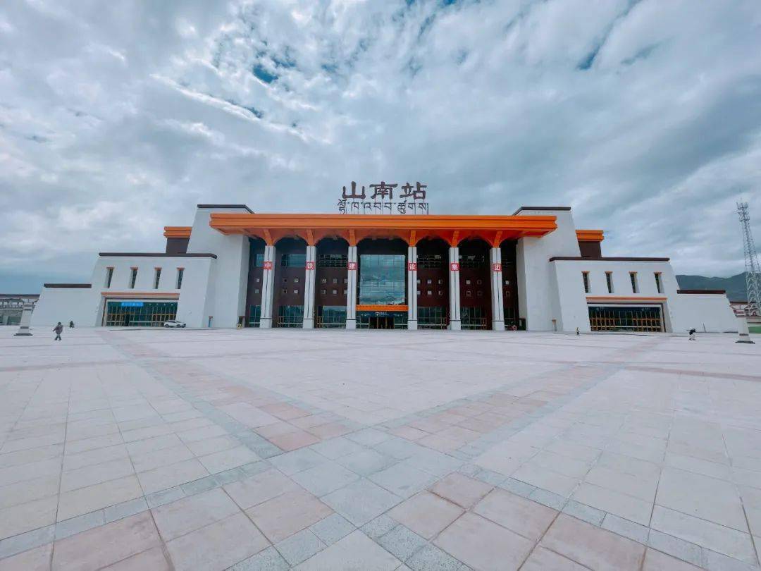 王志刚陆东福一行到拉林铁路站房工程检查调研