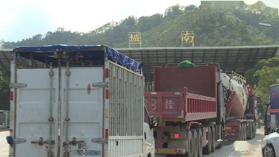 河源城南高速收费站红绿灯路口拥堵,交通部门回应来了.