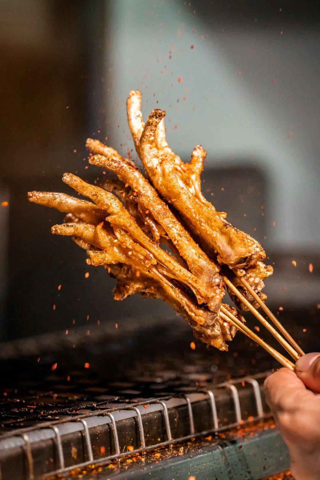 在烤之前,需要将鸡脚高温油炸3分钟,待外皮金黄酥脆后,再刷上秘制酱汁