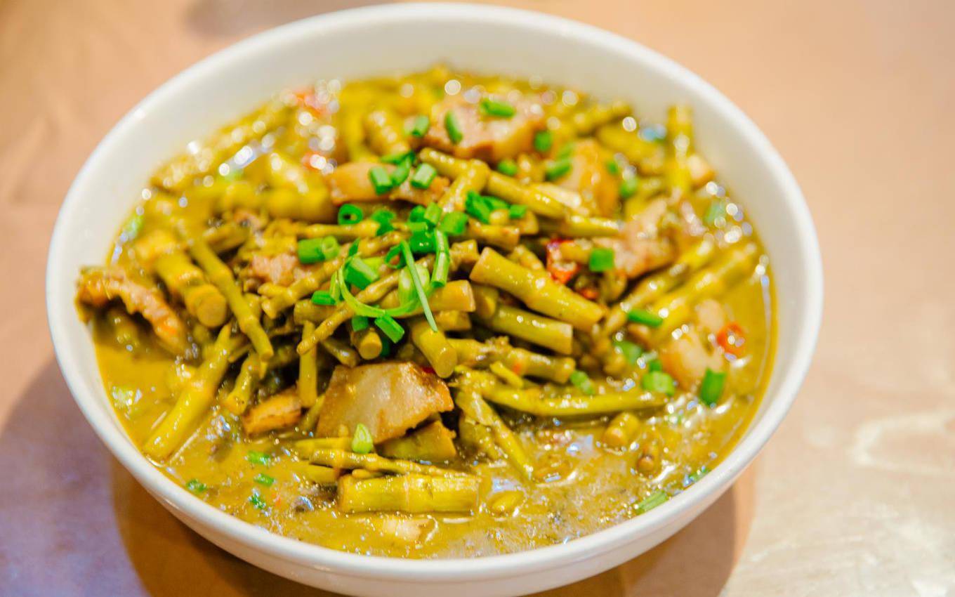 据说以桐庐本地菜为特色,尤以天目溪鱼鲜著名,从山上下来,和朋友们坐