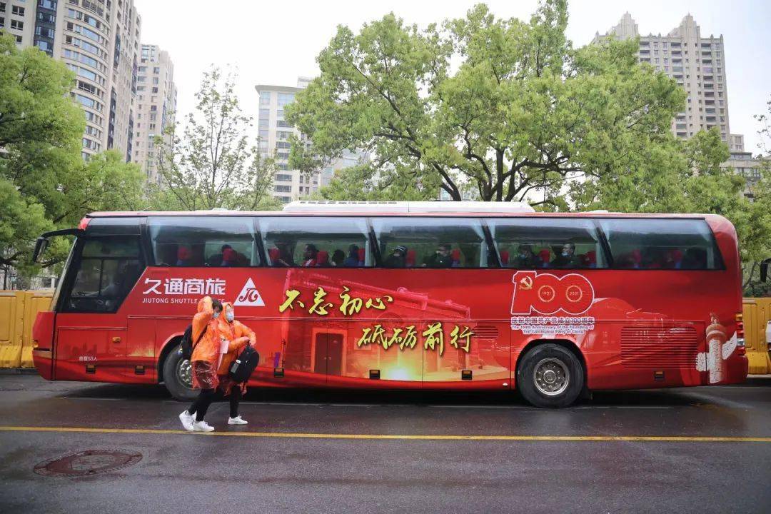 今年,强生控股久通商旅也推出了红色巴士,游客不仅在车上可以看遍上海