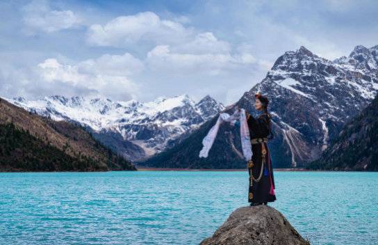 德格玉龙拉措其中德格县是康巴藏文化的核心区,德格印经院是迄今中国