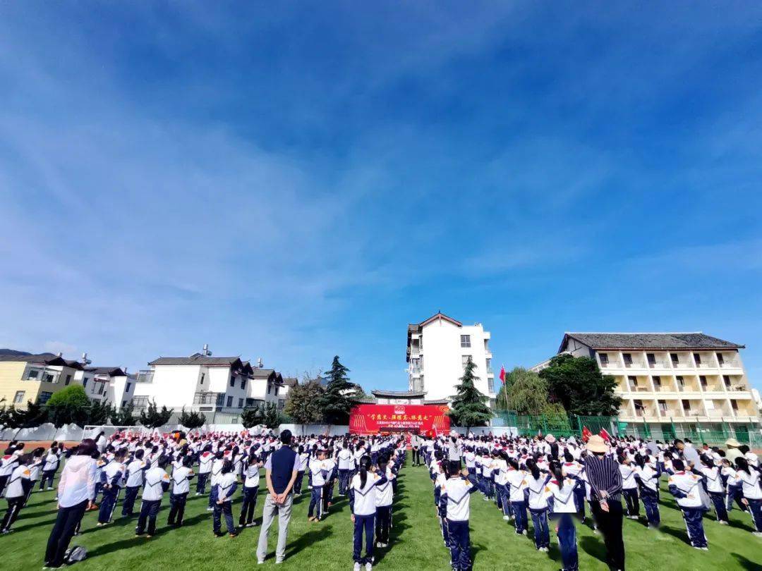 5月26日,玉龙县2021年少先队新队员示范性集中入队仪式在玉龙中学举行
