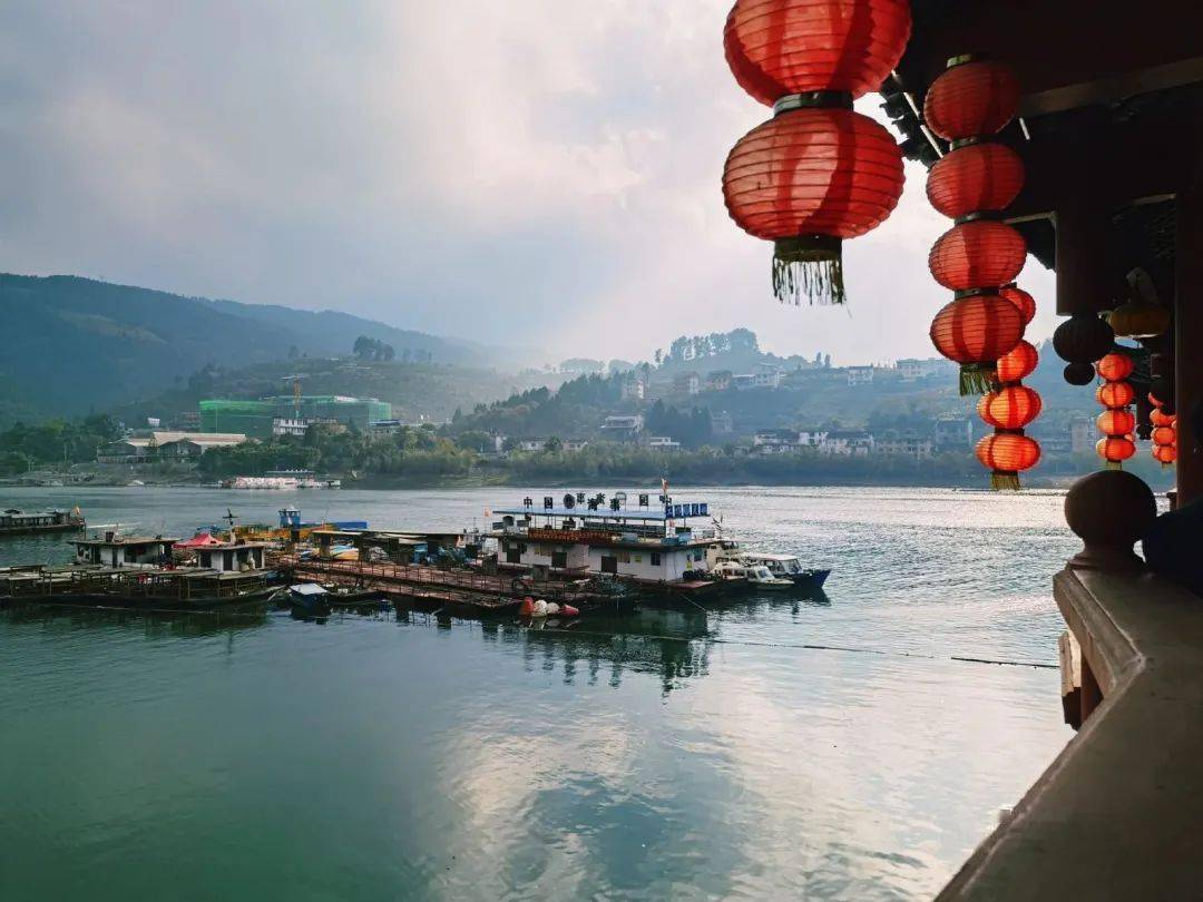 湘西丨古老宁静的芙蓉镇在历史的长河中静静倾听流水声它也在诉说