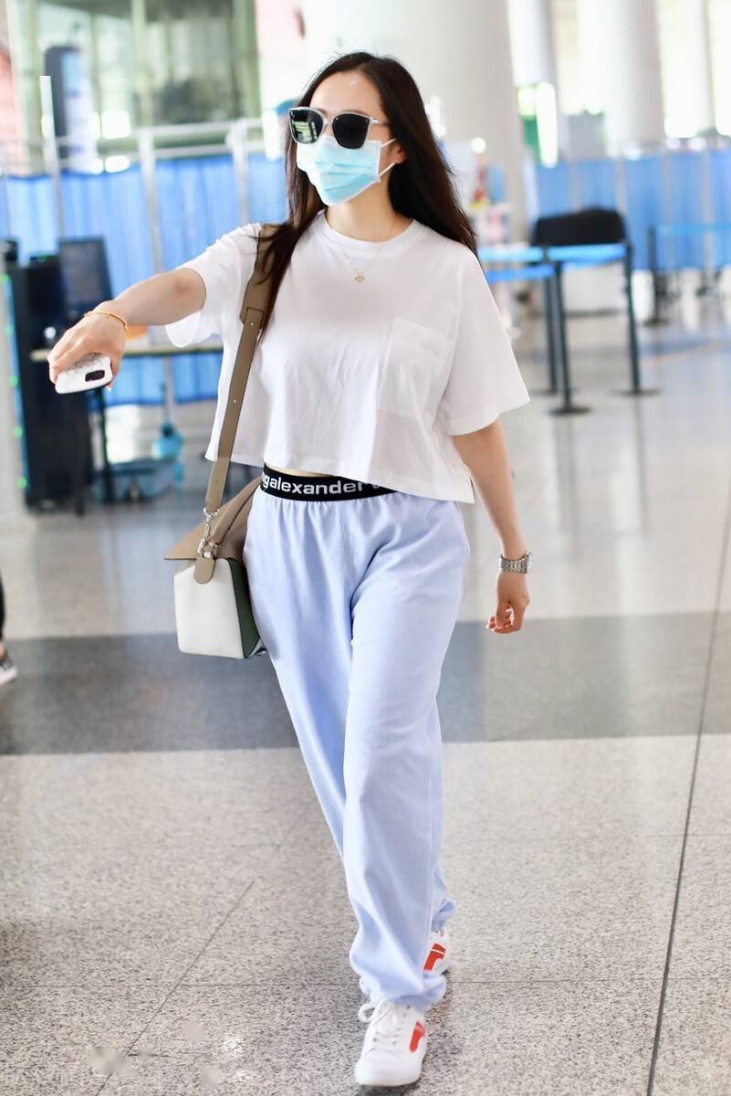 张靓颖现身机场照,打扮很普通,身材瘦了