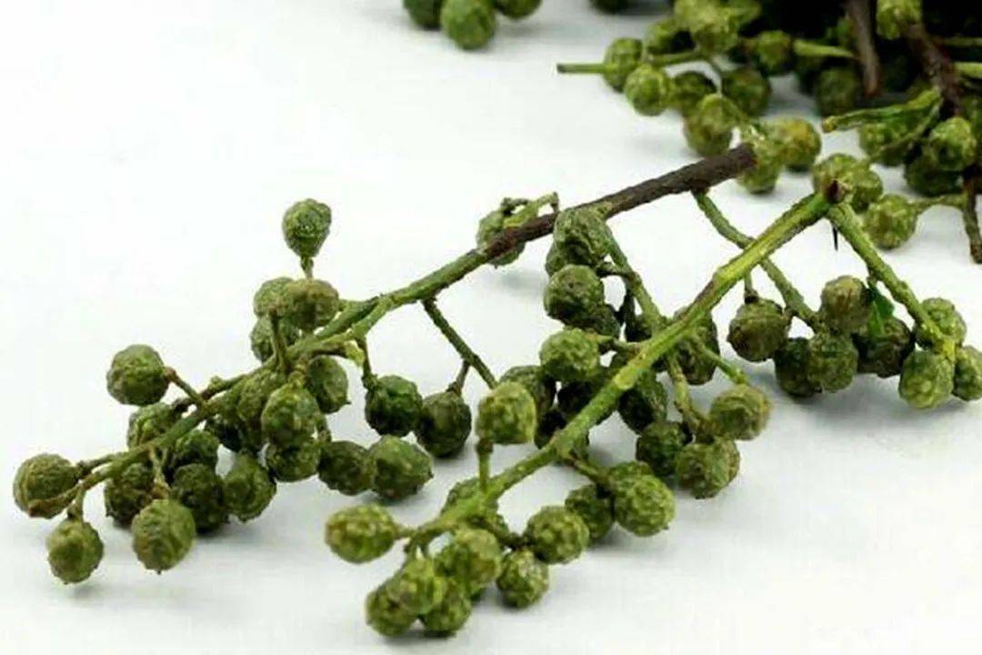 上新充满山林气息的藤椒酱让普通的拌面变得清新辣爽十分开胃