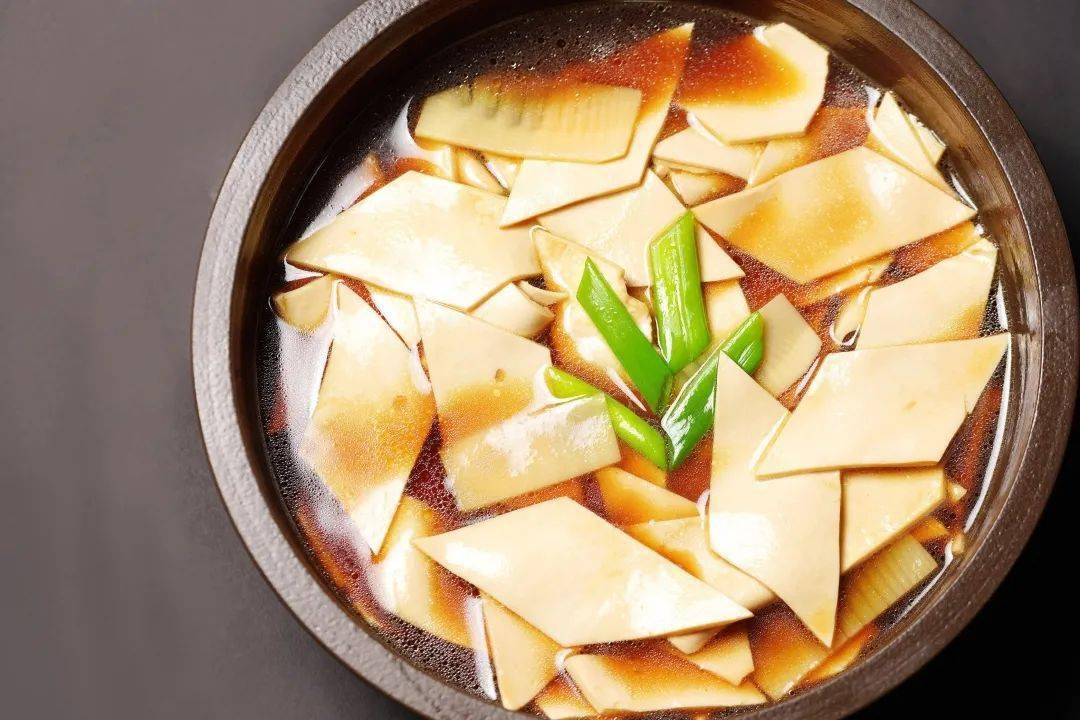 红汤鲜笋特色百叶这百叶细腻到毛孔全无,比素鸡弹,比厚百叶滑,一路