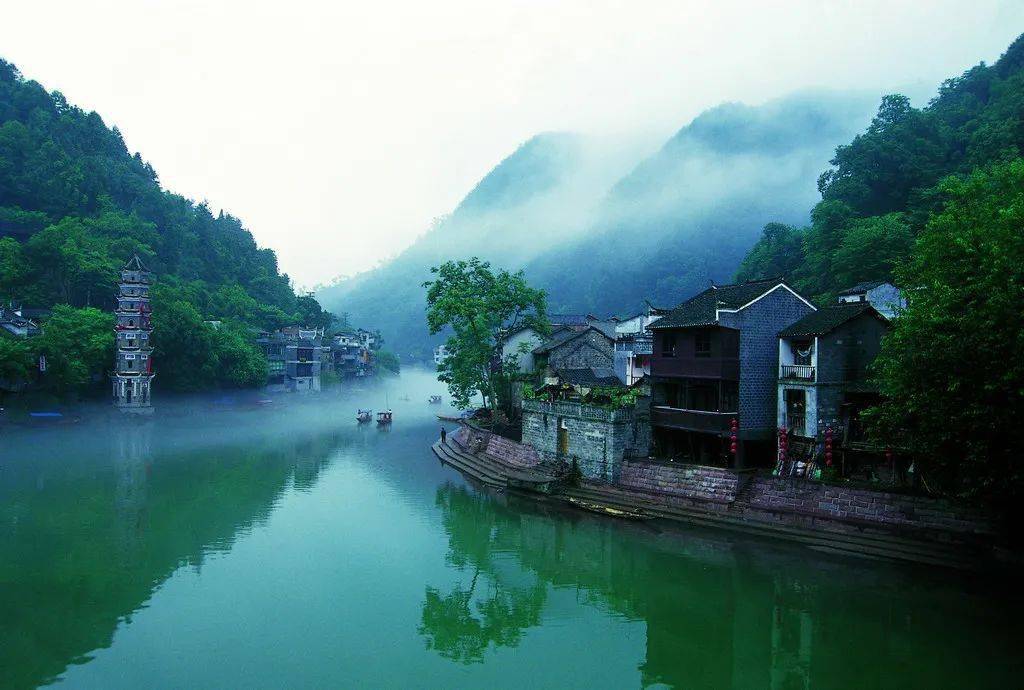 古城风景秀丽,名胜古迹甚多城内石板小街,古代城楼,明清古院城外沱江