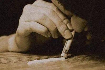 吸毒是指明知是毒品,仍然自愿吸食的行为,吸毒既包括非法吸食毒品的