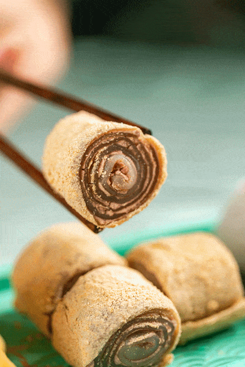 几样传统北京小糕点组成的京味印象,驴打滚,艾窝窝,豌豆黄,芸豆卷.