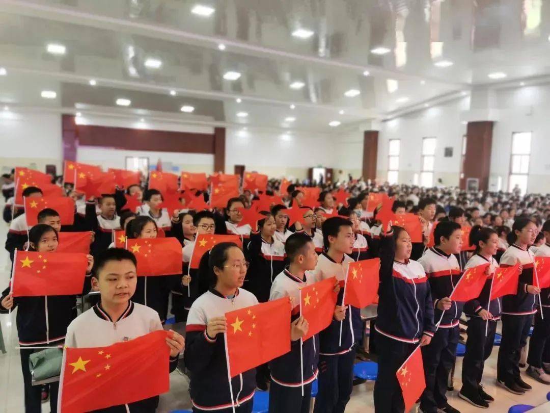 张店区第八中学举办了"唱支红歌给党听"校园十佳歌手大赛活动,"红色