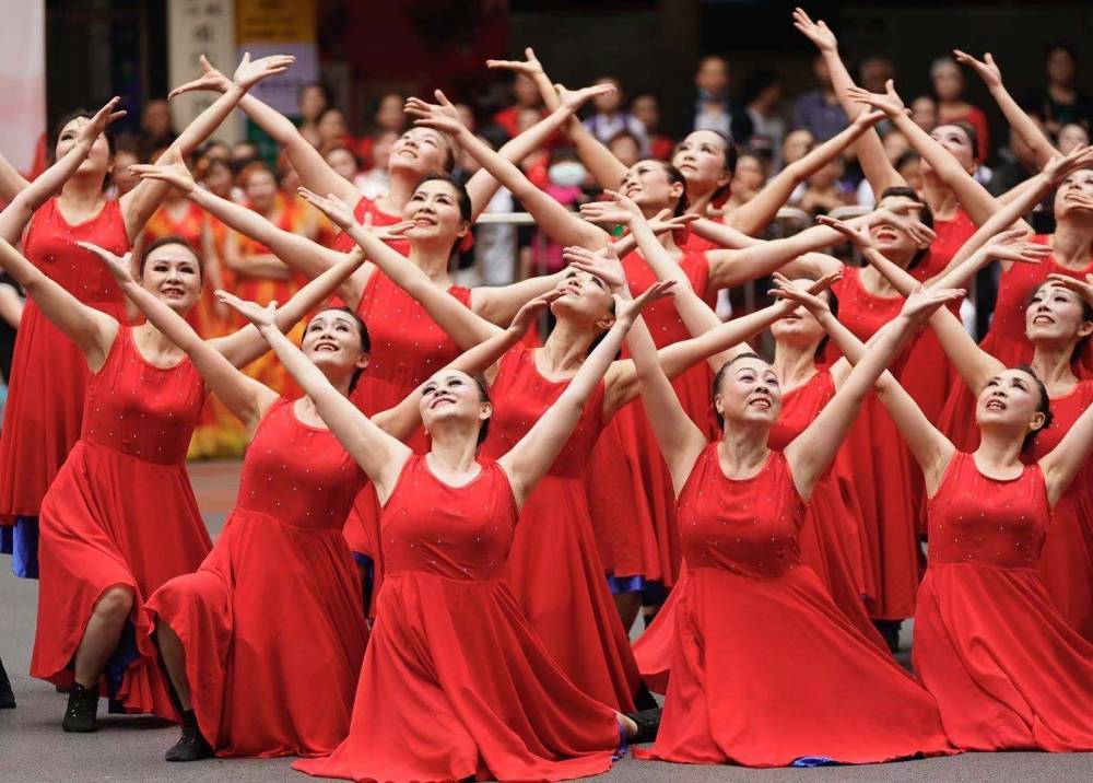重庆22支广场舞团队献演三峡广场,传递正能量