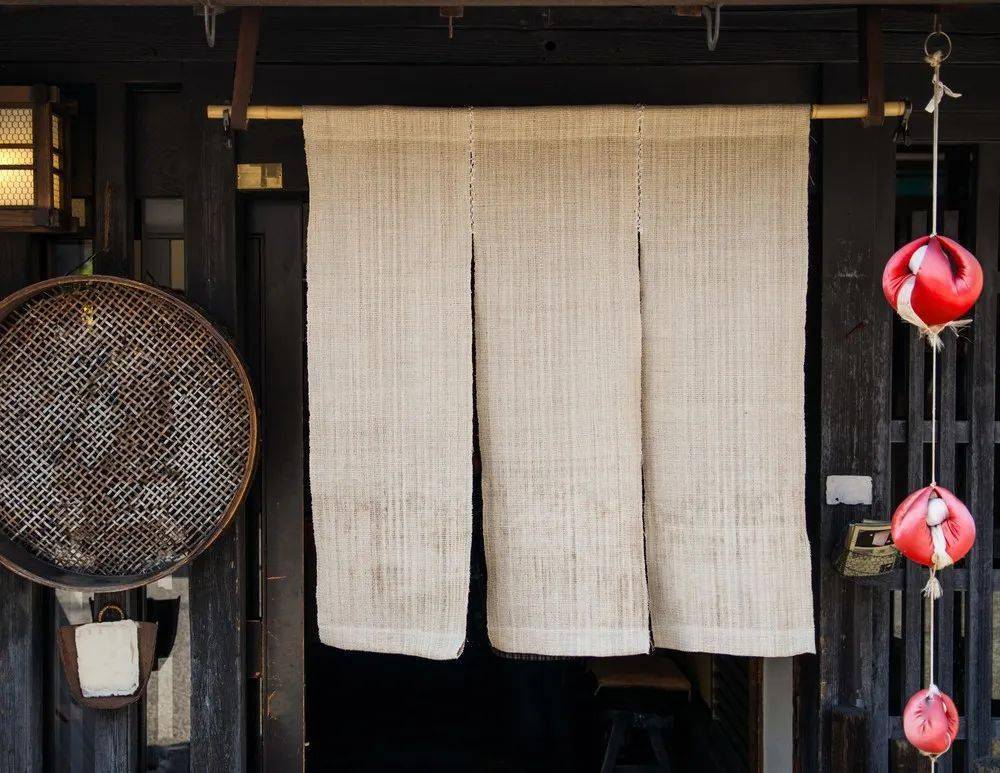 日本餐馆店铺门口挂的布帘子是做什么用的