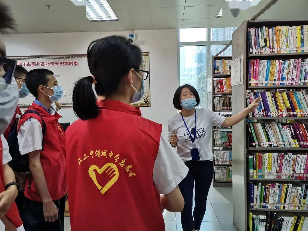 湛江二中港城中學到我館開展學習新思想做好接班人主題讀書活動暨圖書