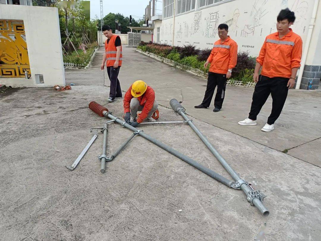 地面腕臂组装▲更换接触线下锚悬式绝缘子轨道车实作比武▲轨道车