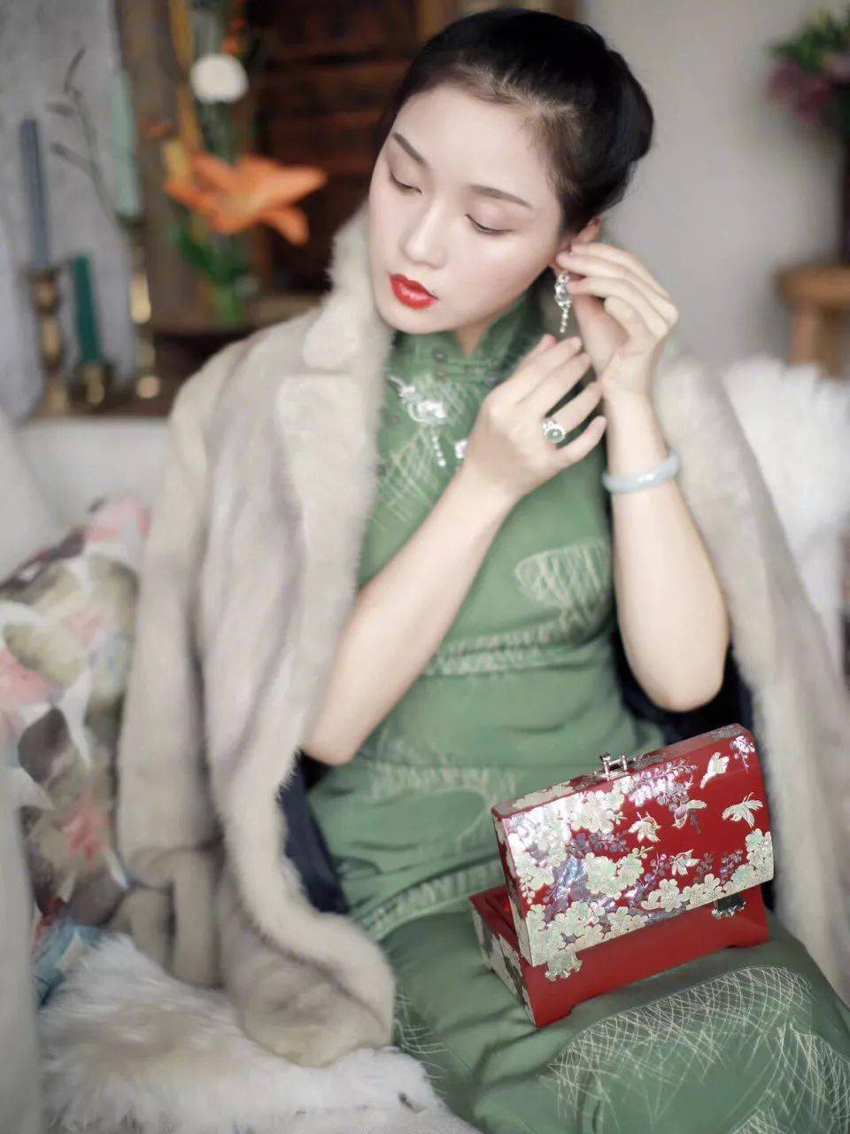 翡翠与旗袍的别样搭配展现另类风情