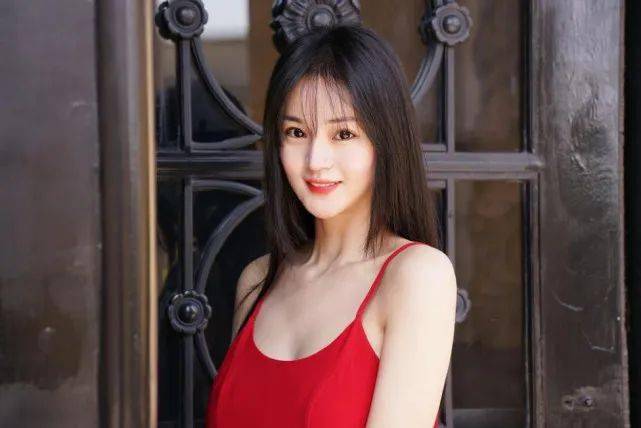 狼女的扮演者名叫申寒梅,是一位90后新生代演员,虽然作品不多,但在