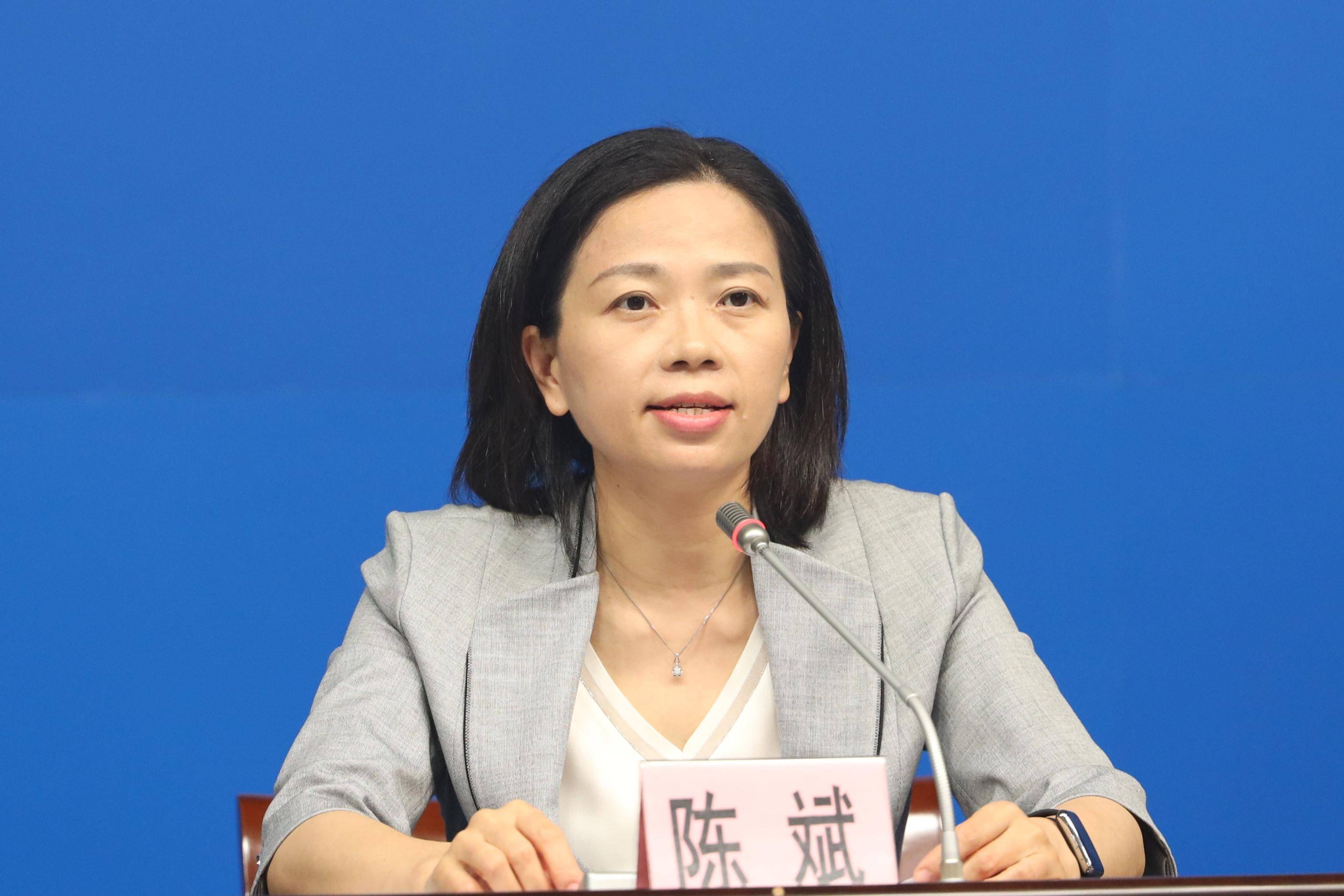 陈斌介绍,截至27日14时,全市累计甄别密切接触者487人,纳入广州市管控