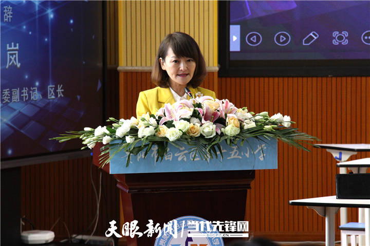 步岚致辞白云区区委副书记,区长步岚在论坛致辞中说,当下进入了"数智