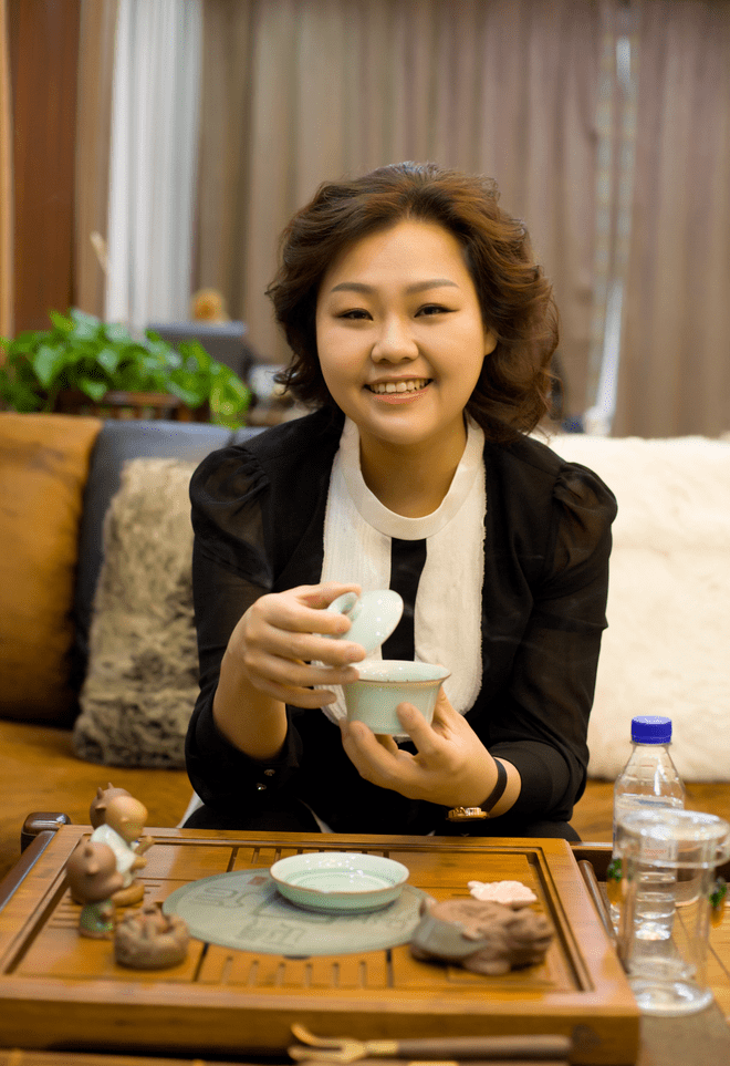 王尧,女,汉族,1983年12月生,本科学历,在读硕士研究生,现任四平市海银