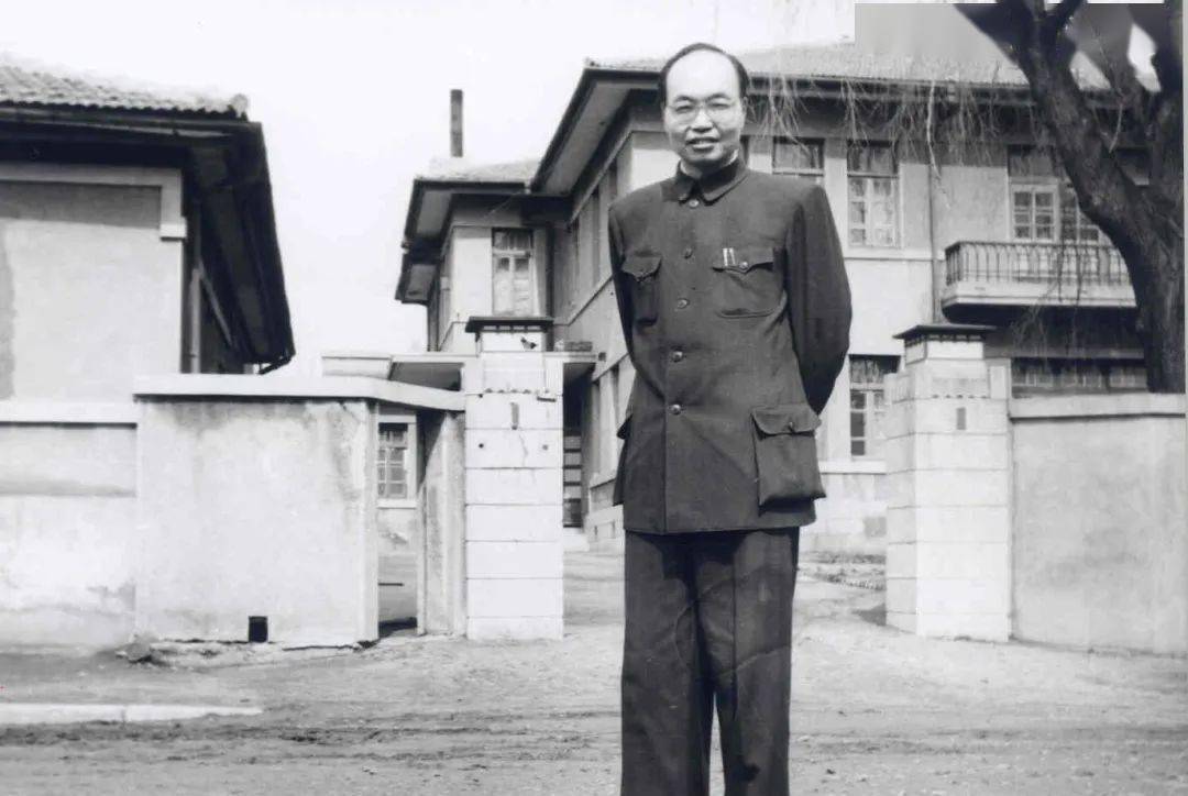 ▲匡亚明离校前于家门前留影在匡亚明先生赴南京大学履新之际，吉大教师