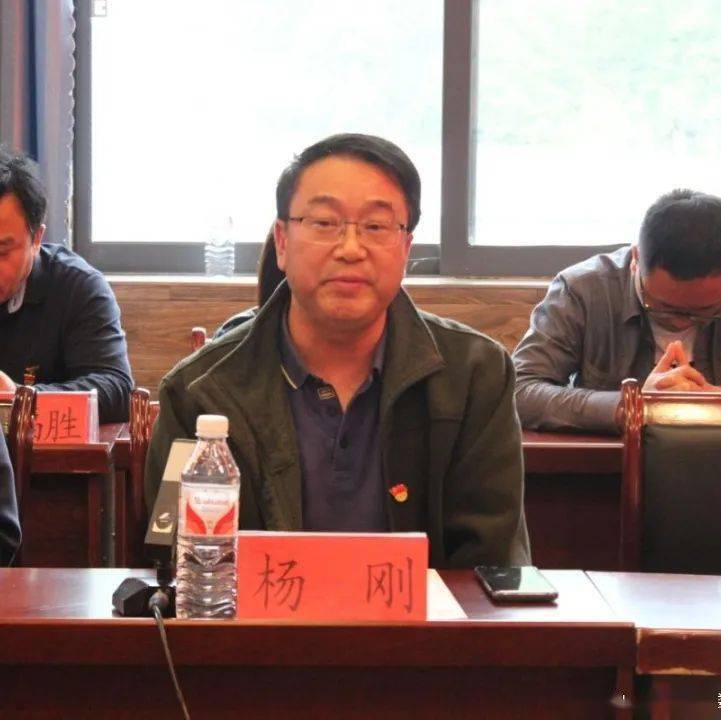 贵州大学农学院党委书记杨刚一行赴板桥镇调研天麻产业基地并召开座谈