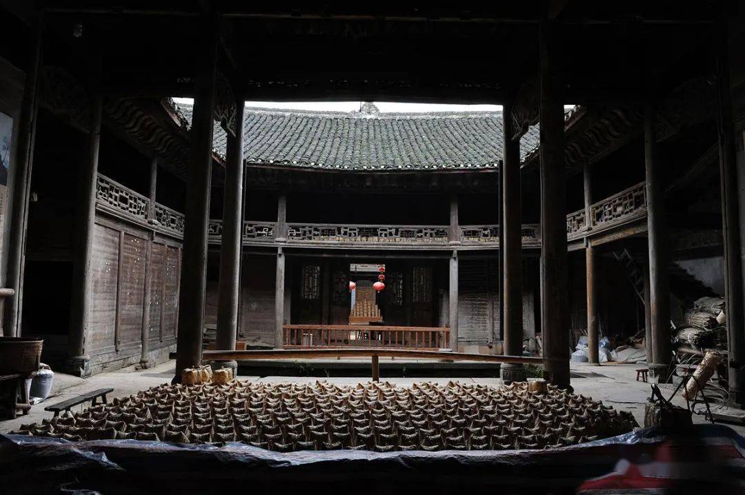 位于洞市老街入口处的贺氏宗祠