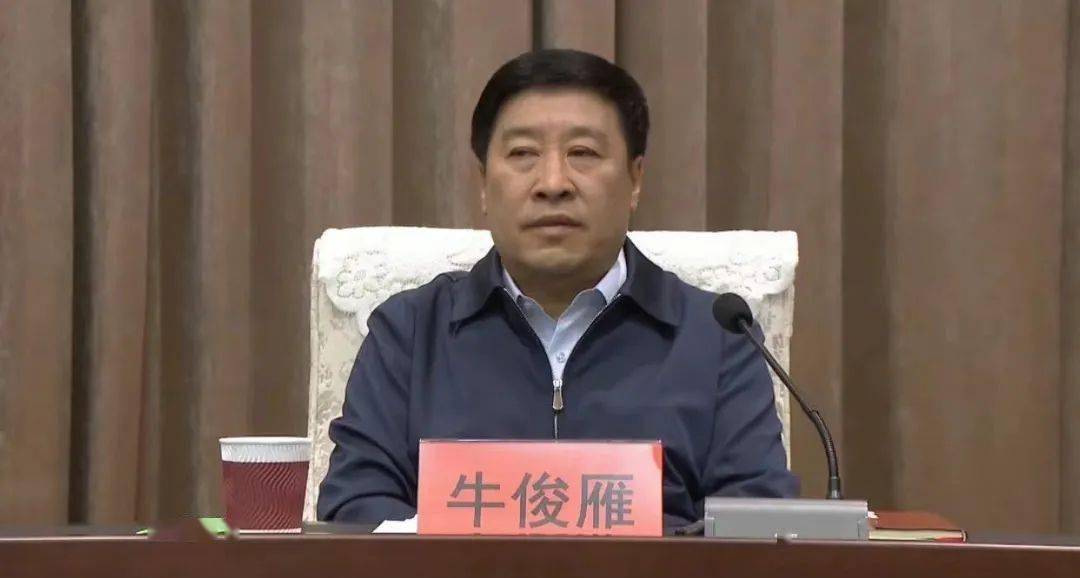 此次卸任鄂尔多斯市委书记牛俊雁,出生于1962年,2015年在内蒙古自治区