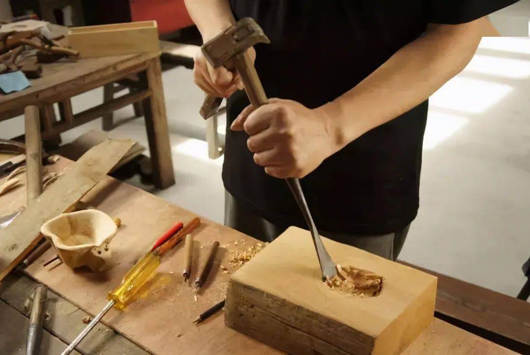 使用凿子时,一手握凿把,一手持锤,用于凿孔打眼.