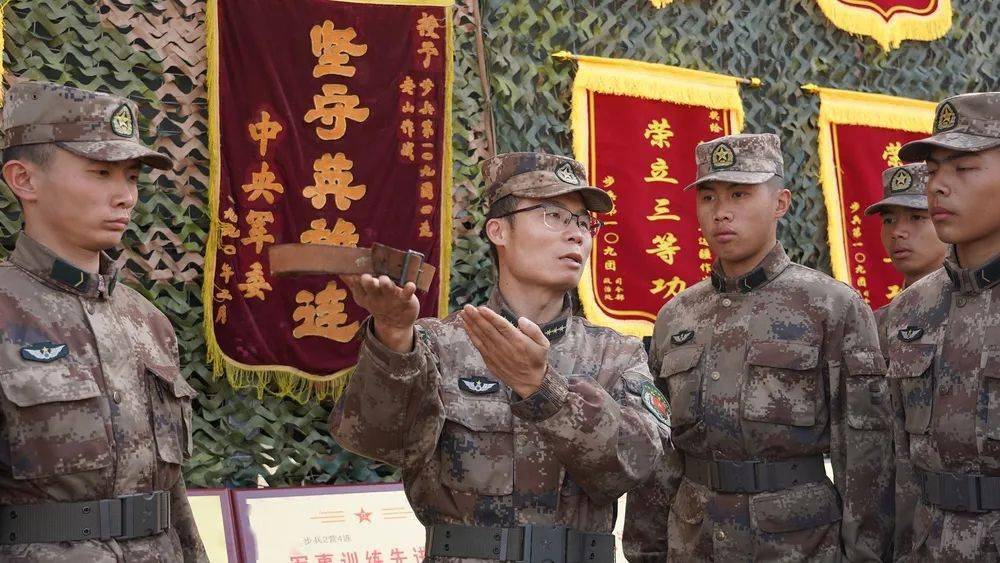 党史学习教育半截皮带铸军魂