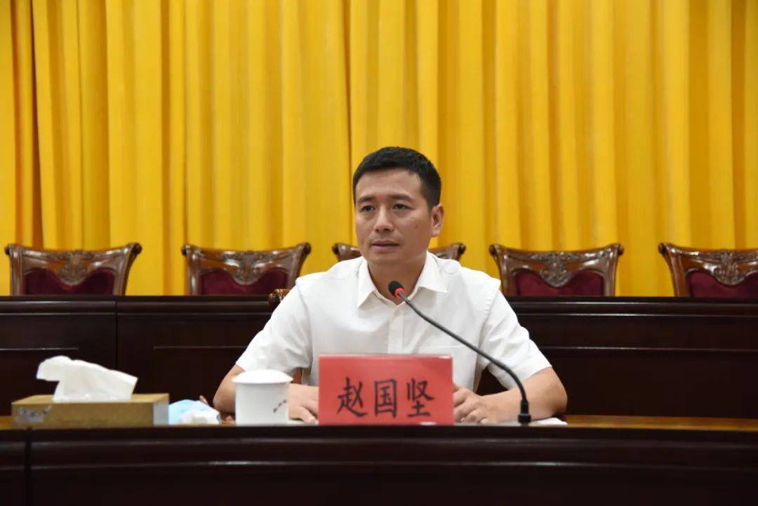 镇党委副书记,镇长赵国坚传达省市有关会议精神,强调