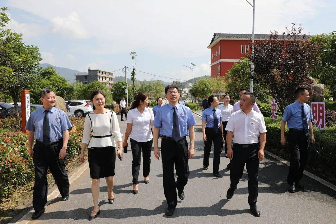 燕晓华询问了解了"一号检察建议"的落实等情况,麻田中学校长全面汇报