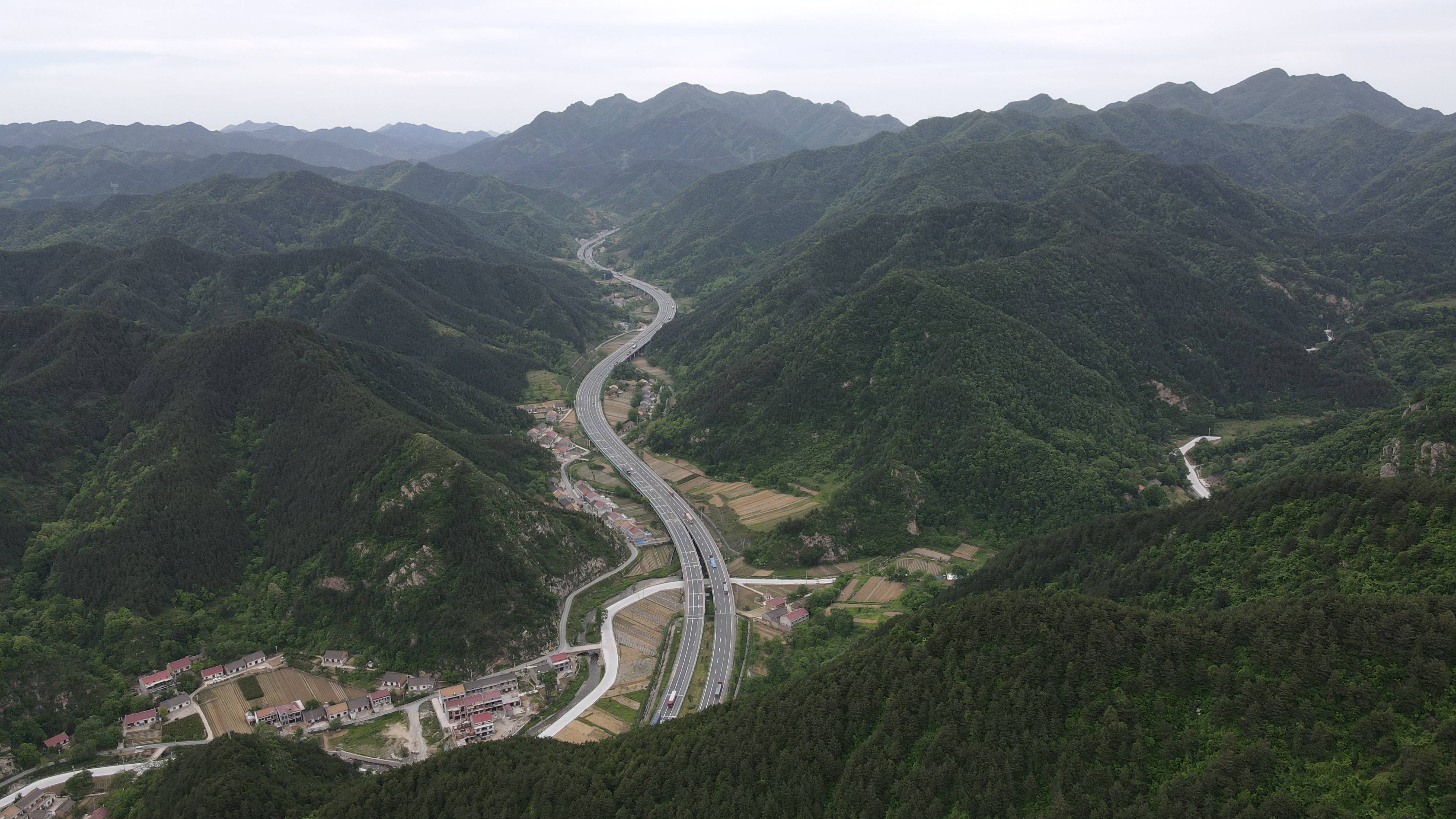 西安市蓝田县境内的巍巍秦岭(5月20日摄,无人机照片)