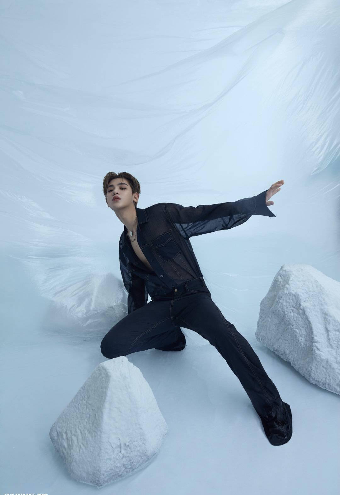 黄明昊时尚健康六月刊内页大片公开不设限的19岁少年未来没有标准答案