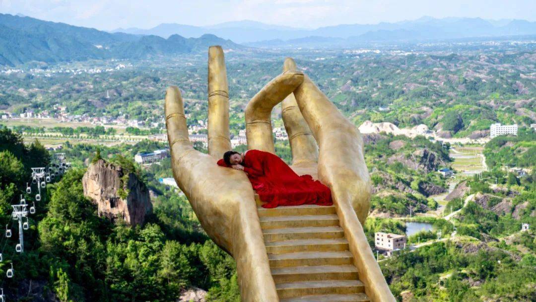 320米高的悬崖上,佛手手臂伸出悬崖长达14米就像是如来神掌来到了人间