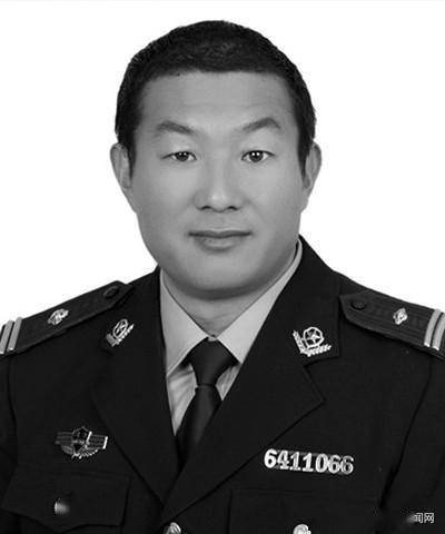 二级警督警衔,中共党员,被司法部追授全国司法行政系统二级英雄模范
