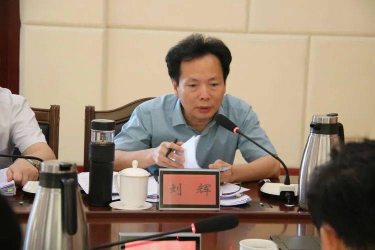 会上,五指山市委常委,市政府常务副市长黄星传达学习了七届省委常委第