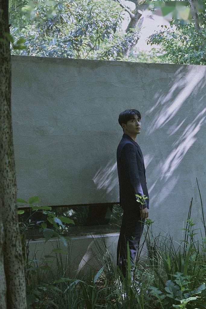 赵又廷绿野光影大片曝光 着深色条纹西装男人味十足