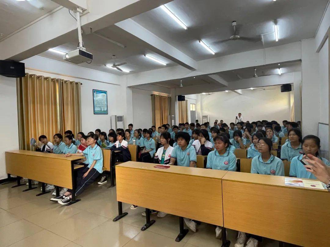 传播环保理念环保宣传活动走进万宁市万城镇中学