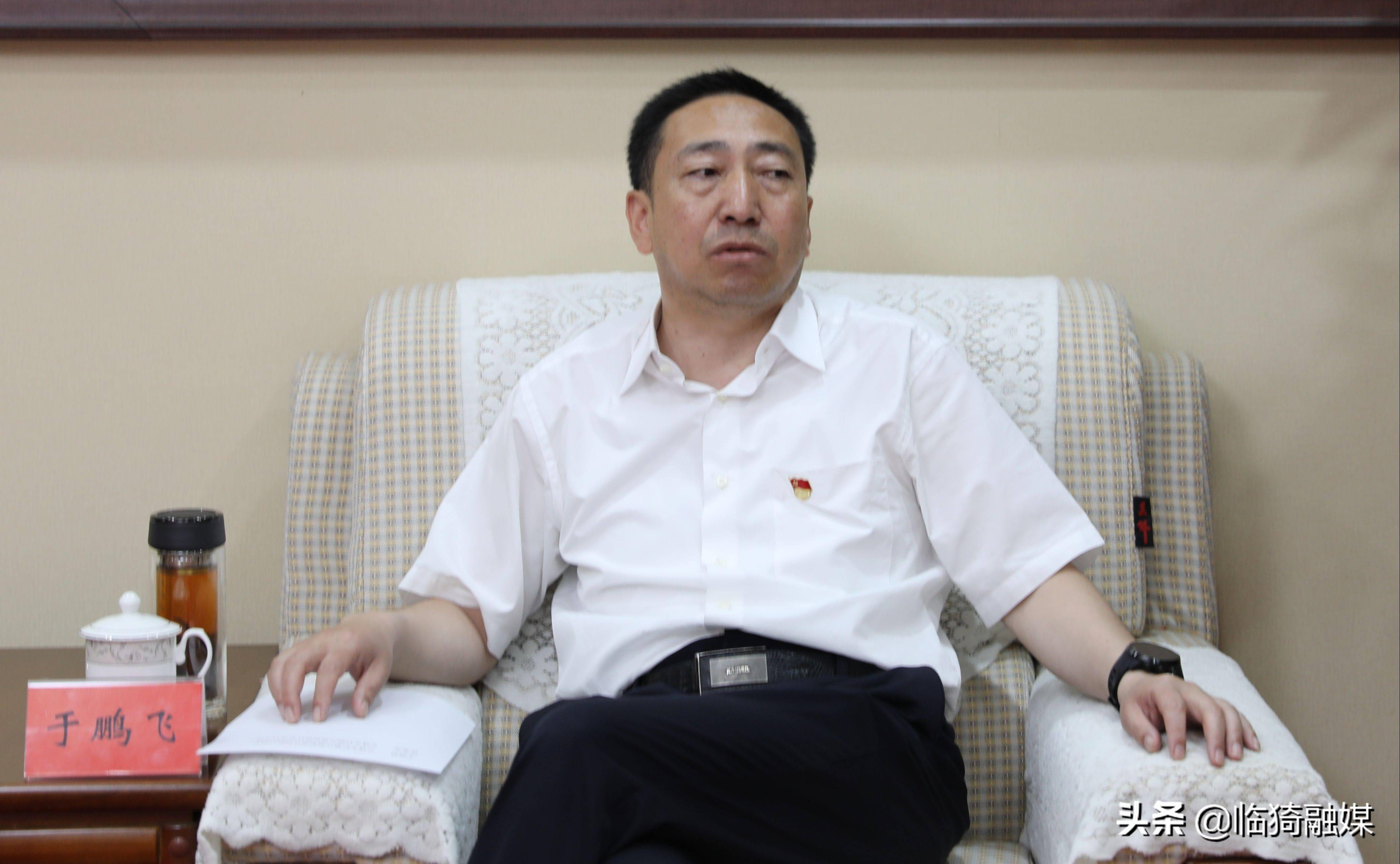 6月2日,临猗县委书记于鹏飞,县委副书记,县长靳国全一同会见云峰乡村