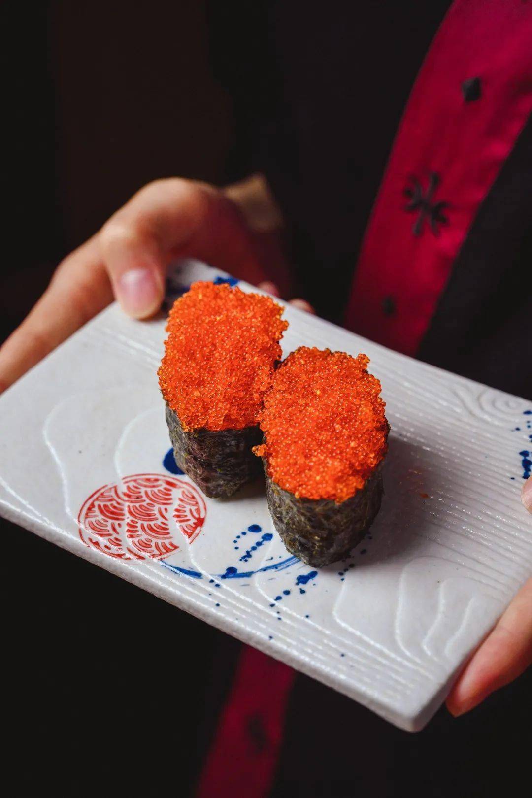 红蟹籽军舰炸至金黄的脆皮底下,是鲜嫩饱满的甜虾肉,再配上少许沙拉