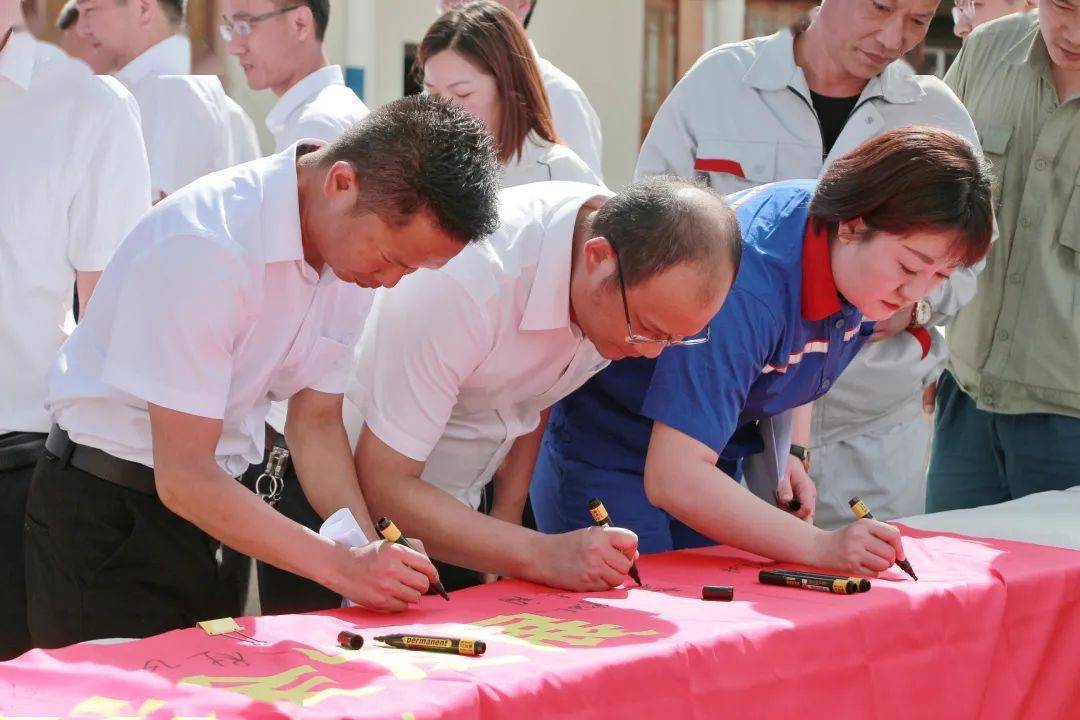 仪式州消防救援支队支队长曹福波州应急管理局局长张猛红河州州委常委