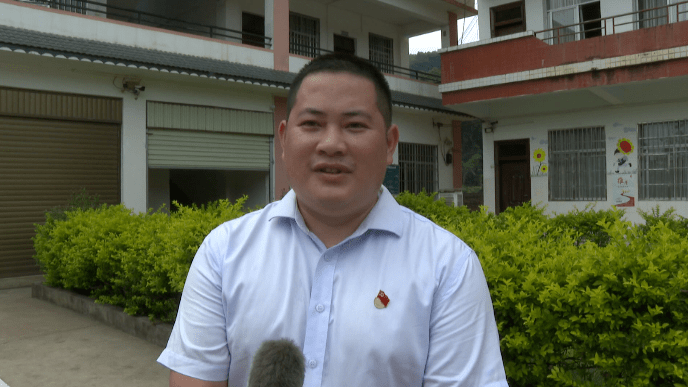 中国邮政储银行富宁县支行支行长 韦志刚:看到小朋友们美丽的笑容,我
