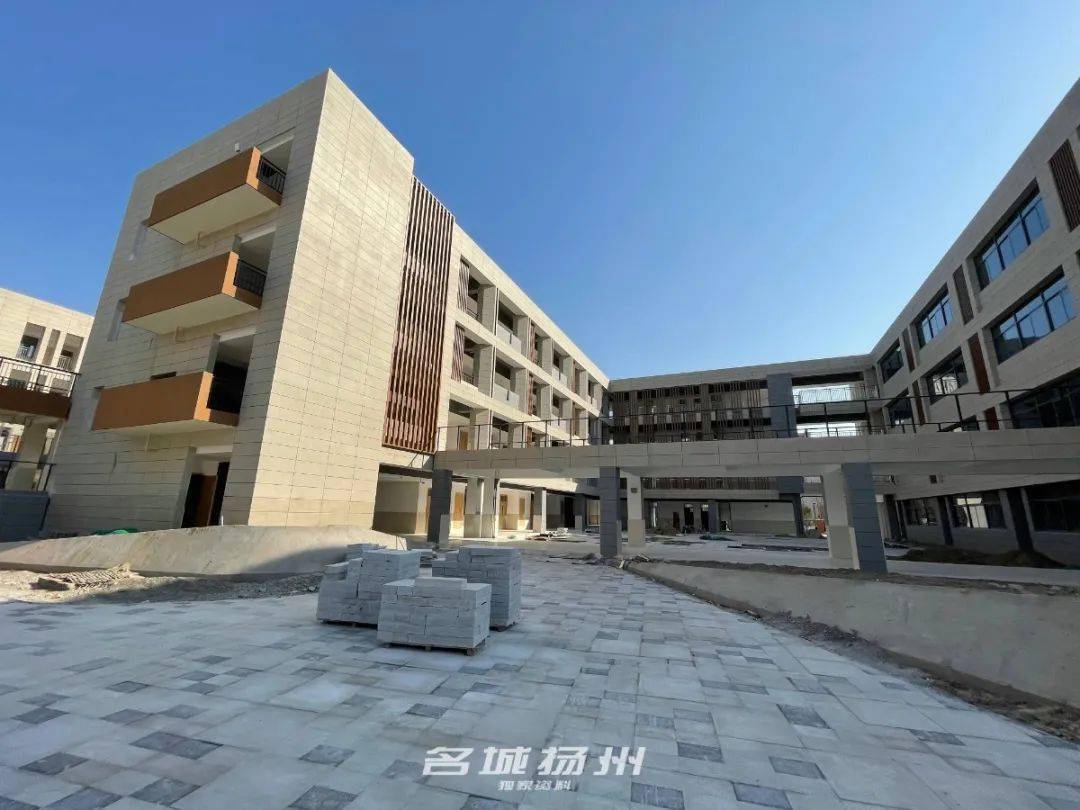 此外,碧水蓝湾小区配置的蓝湾幼儿园(邗江区第三实验幼儿园),预计今年
