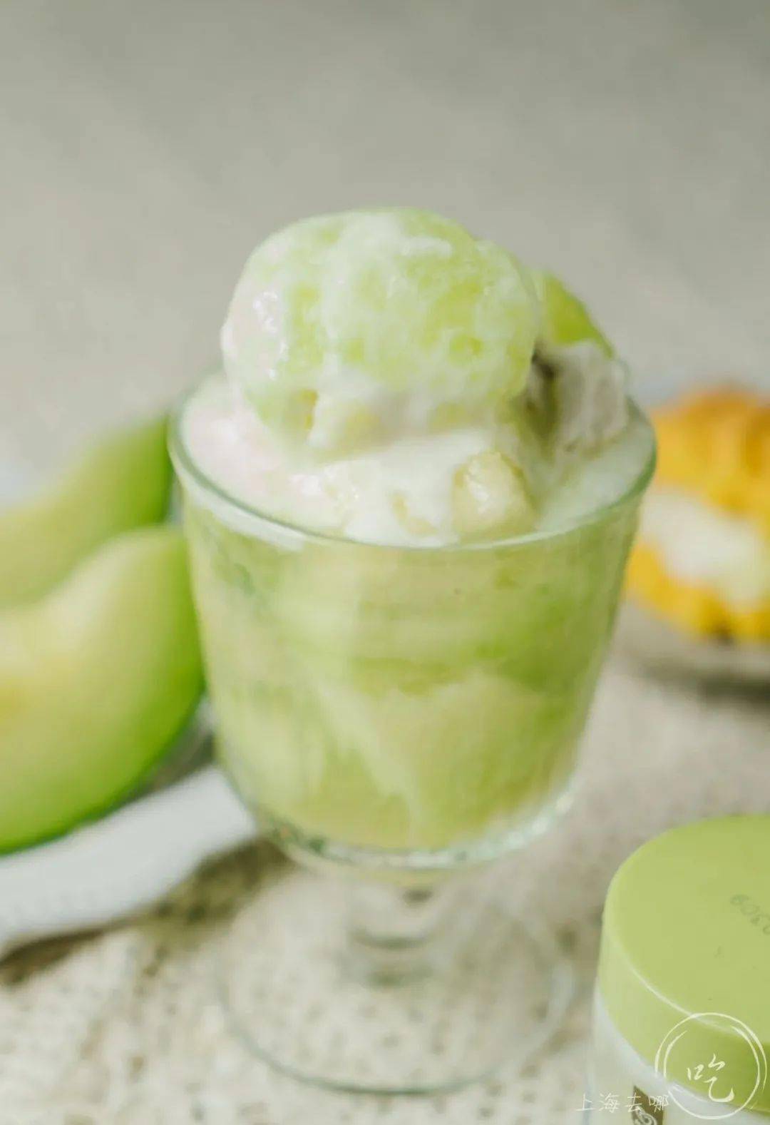 中间夹的是乐乐茶同款的芝士酪酪冰淇淋,如同蜜瓜酪酪上的浓郁奶盖