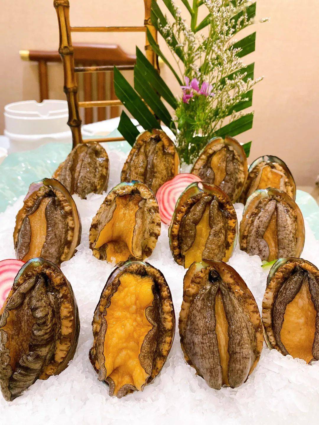 软嫩的鲍鱼肉触碰舌尖的一瞬间脑子里仿佛有流星划过咀嚼起来弹性十足