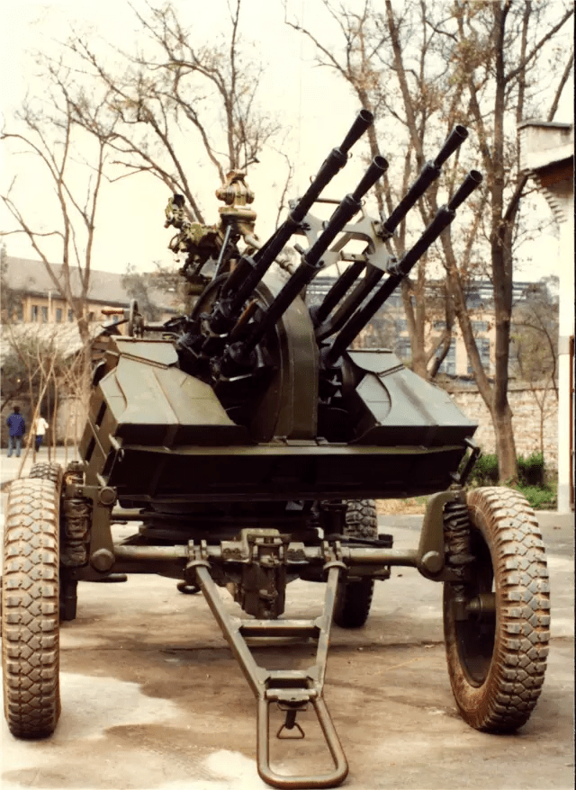 5mm四联高射机枪架通过定型1958年,工厂按上级指示又研制出14