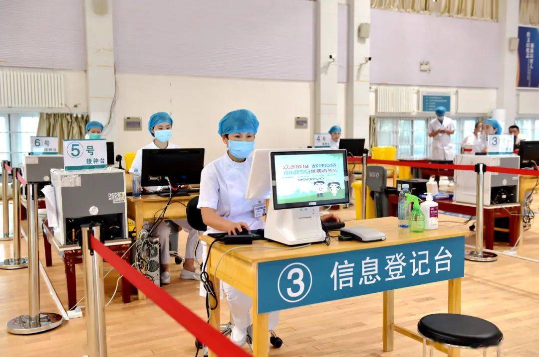 10个信息登记台20个疫苗接种台方舱全景接种后在此留观30分钟异常反应