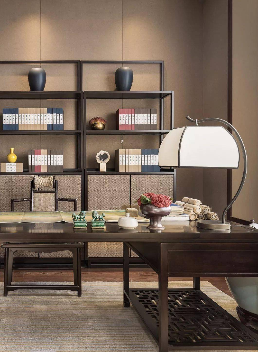书房秉承了传统古典风格的典雅,家具形态典重自然,以更加儒雅,独特的