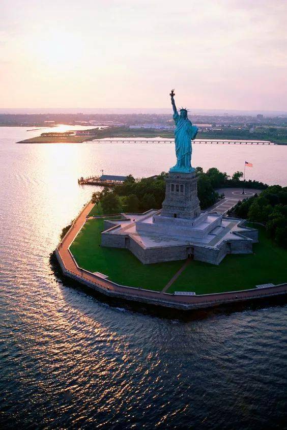 自由女神像所在的这个岛就是liberty island, 19世纪时是美国的移民